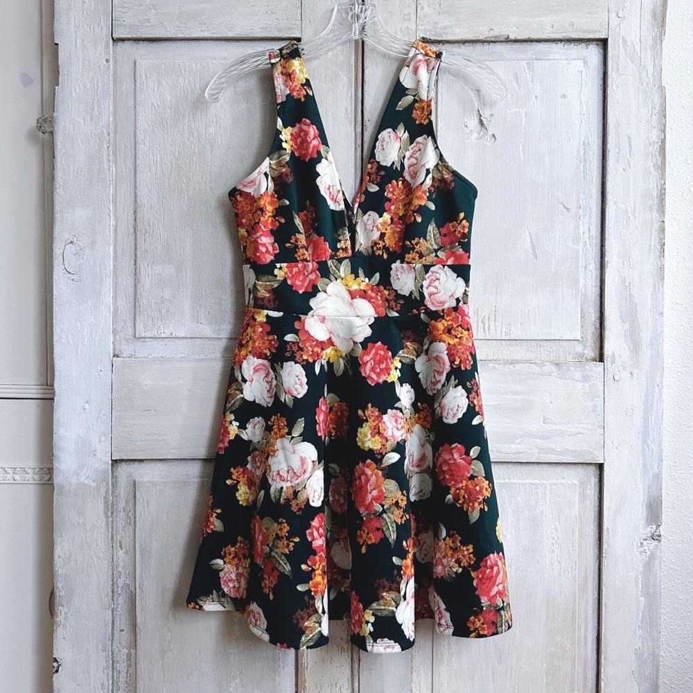 2010s Forever 21 beautiful floral scuba skater dress with a deep v-neckline Lg